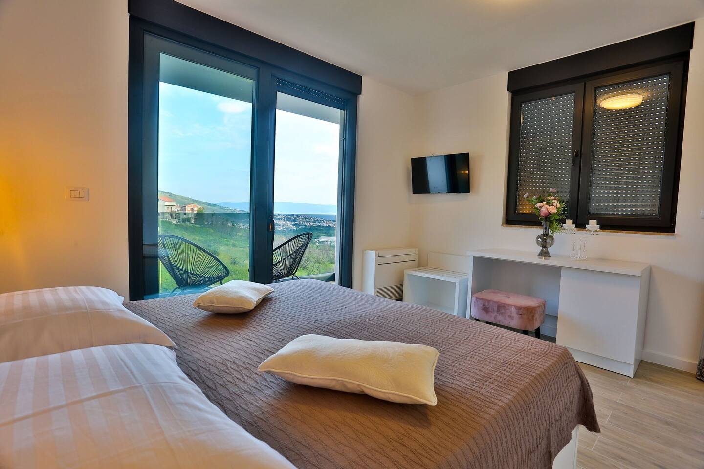 Дизайнерска вила, уелнес, басейн и панорамна гледка Кучине Сплит