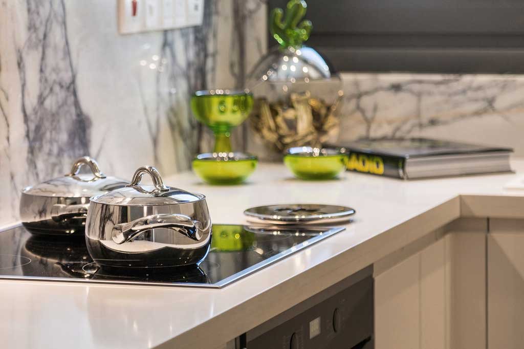 Инвестиционен тристаен апартамент само на 500 м от морето в Лимасол, с гледка към морето