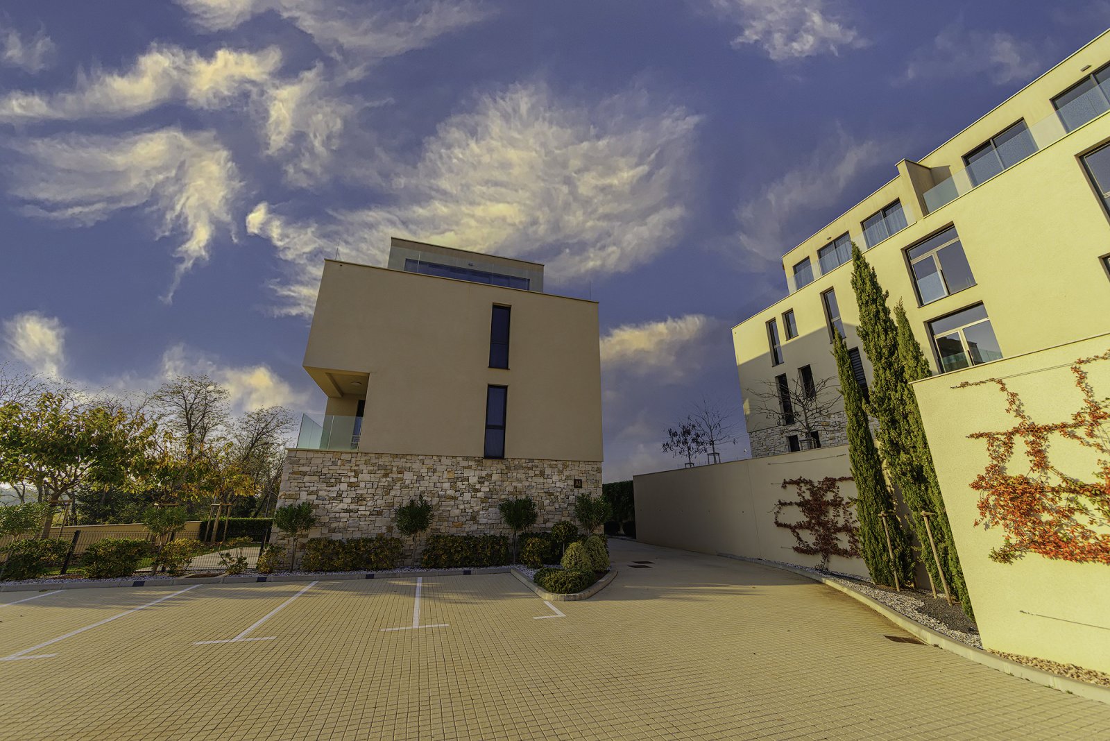 Модерен апартамент с градина, на 100 м от морето в топ курорт, Умаг, Савудрия, Истрия