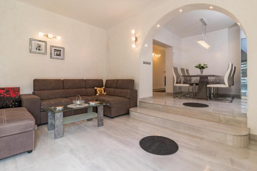 Модерно обзаведен апартамент с басейн на атрактивно място, близо до плажа в Медулин