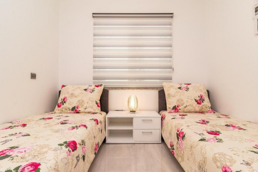 Модерно обзаведен апартамент с басейн на атрактивно място, близо до плажа в Медулин