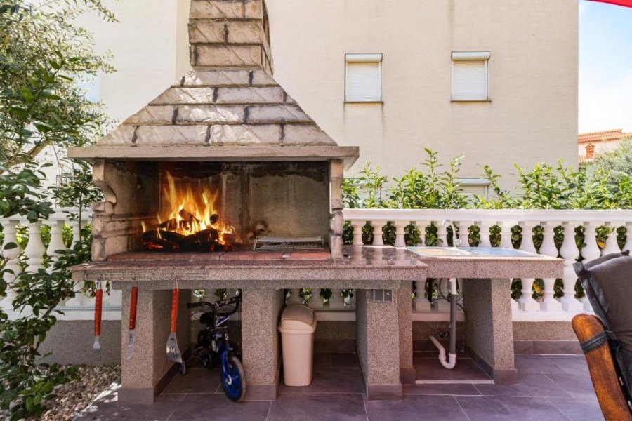 Модерно обзаведен апартамент с басейн на атрактивно място, близо до плажа в Медулин