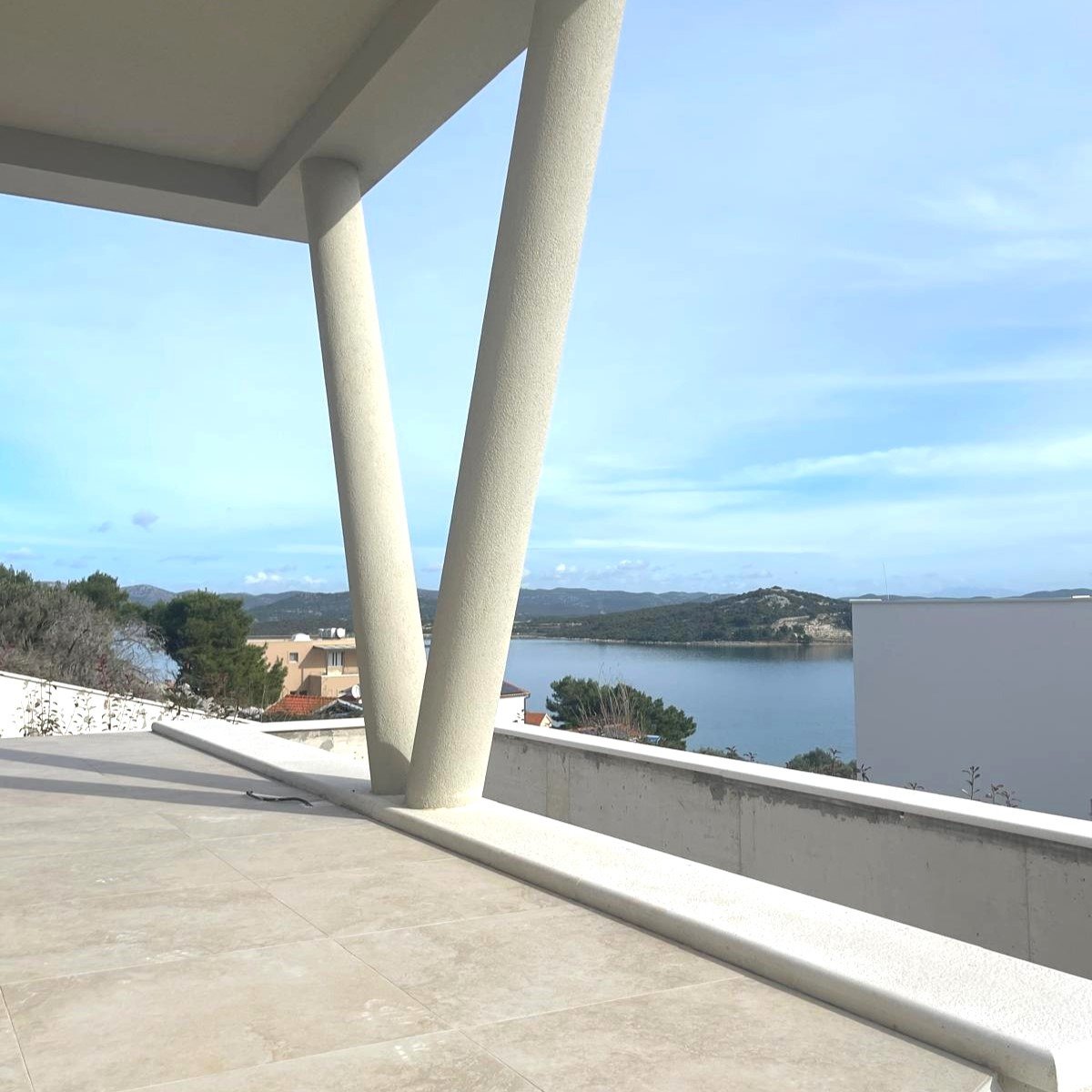 Нова, луксозна вила, 150 м от морето, панорамна гледка, плувен басейн, гараж в Бетина, Тисно