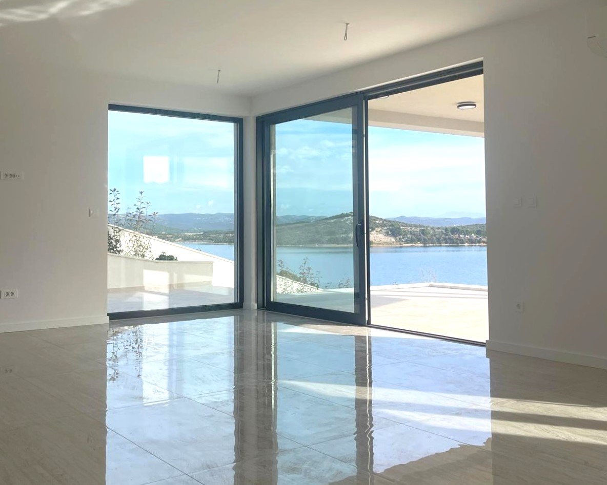 Нова, луксозна вила, 150 м от морето, панорамна гледка, плувен басейн, гараж в Бетина, Тисно