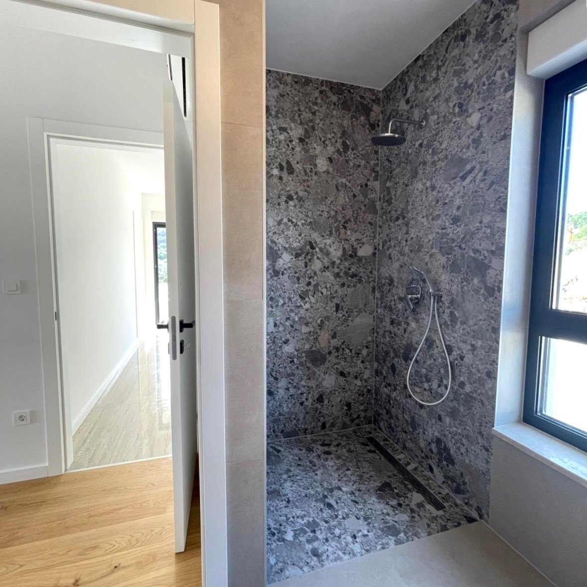 Нова, луксозна вила, 150 м от морето, панорамна гледка, плувен басейн, гараж в Бетина, Тисно