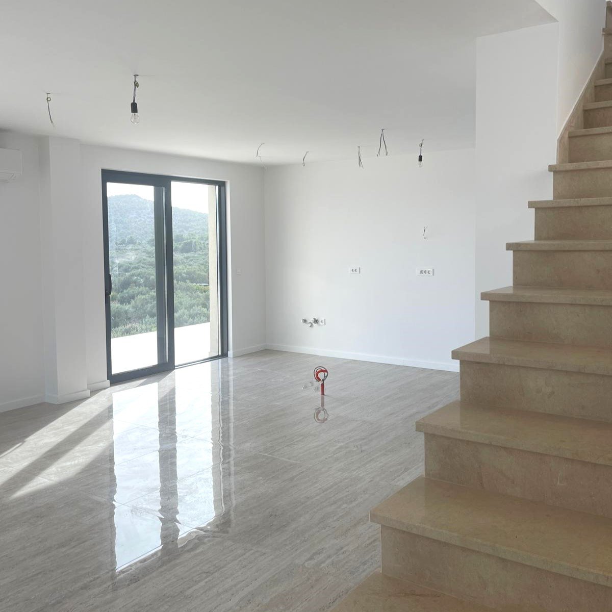 Нова, луксозна вила, 150 м от морето, панорамна гледка, плувен басейн, гараж в Бетина, Тисно