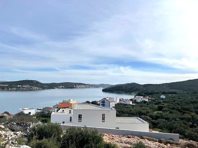 Нова, луксозна вила, 150 м от морето, панорамна гледка, плувен басейн, гараж в Бетина, Тисно