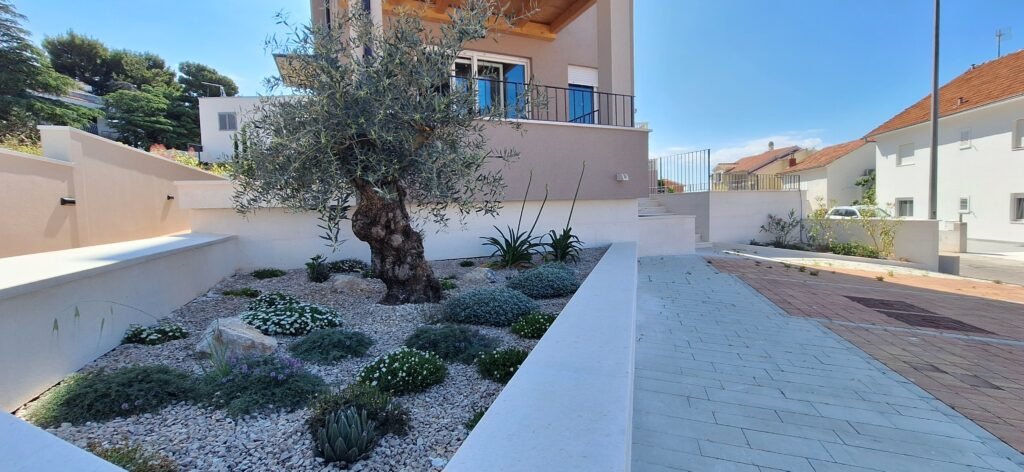 Луксозен пентхаус за продажба в Примостен - изключителна локация с гледка към морето