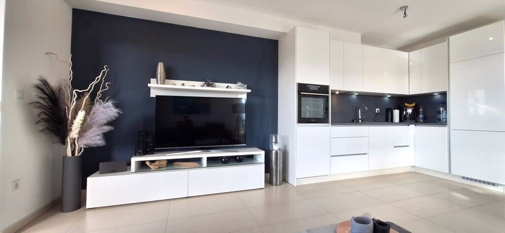 Просторен апартамент със спираща дъха гледка към стария град и морето, Примостен