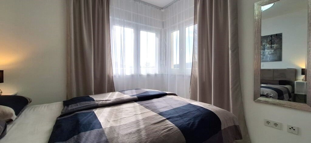 Просторен апартамент със спираща дъха гледка към стария град и морето, Примостен