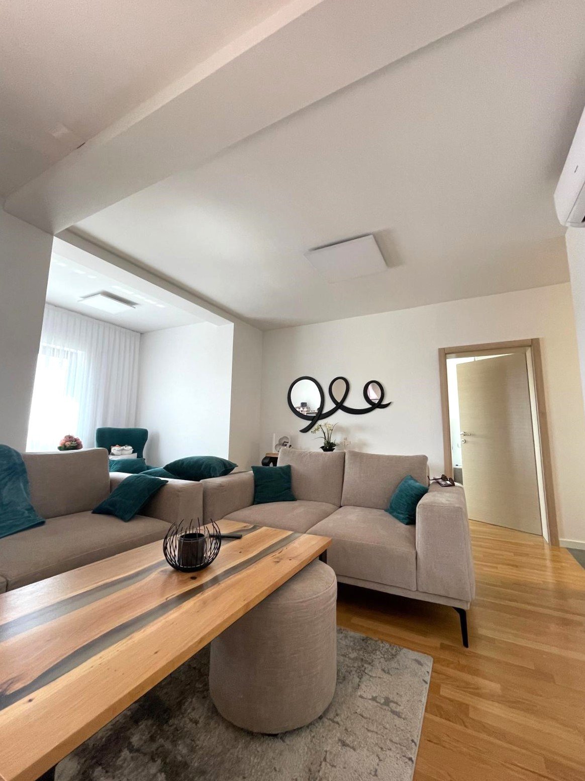 Луксозно обзаведен апартамент с четири спални и тераса, на 700 метра от плажа във Водице