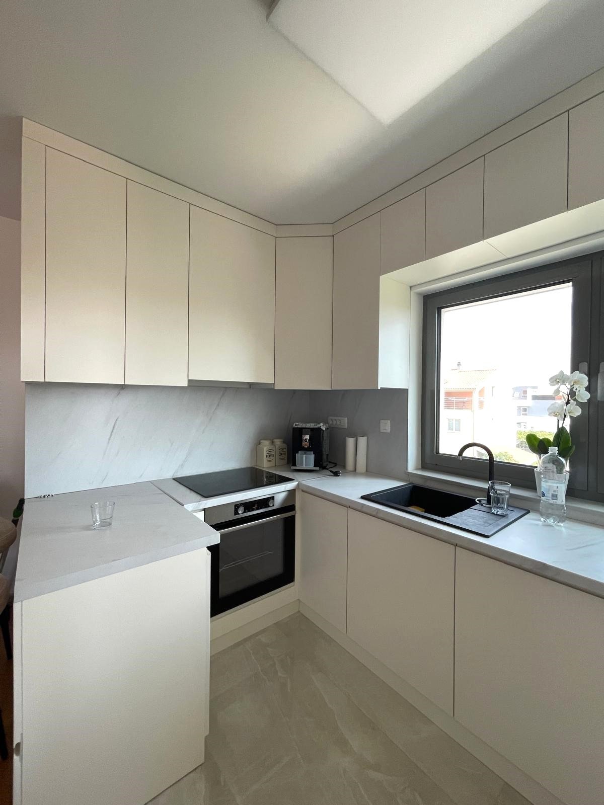 Луксозно обзаведен апартамент с четири спални и тераса, на 700 метра от плажа във Водице