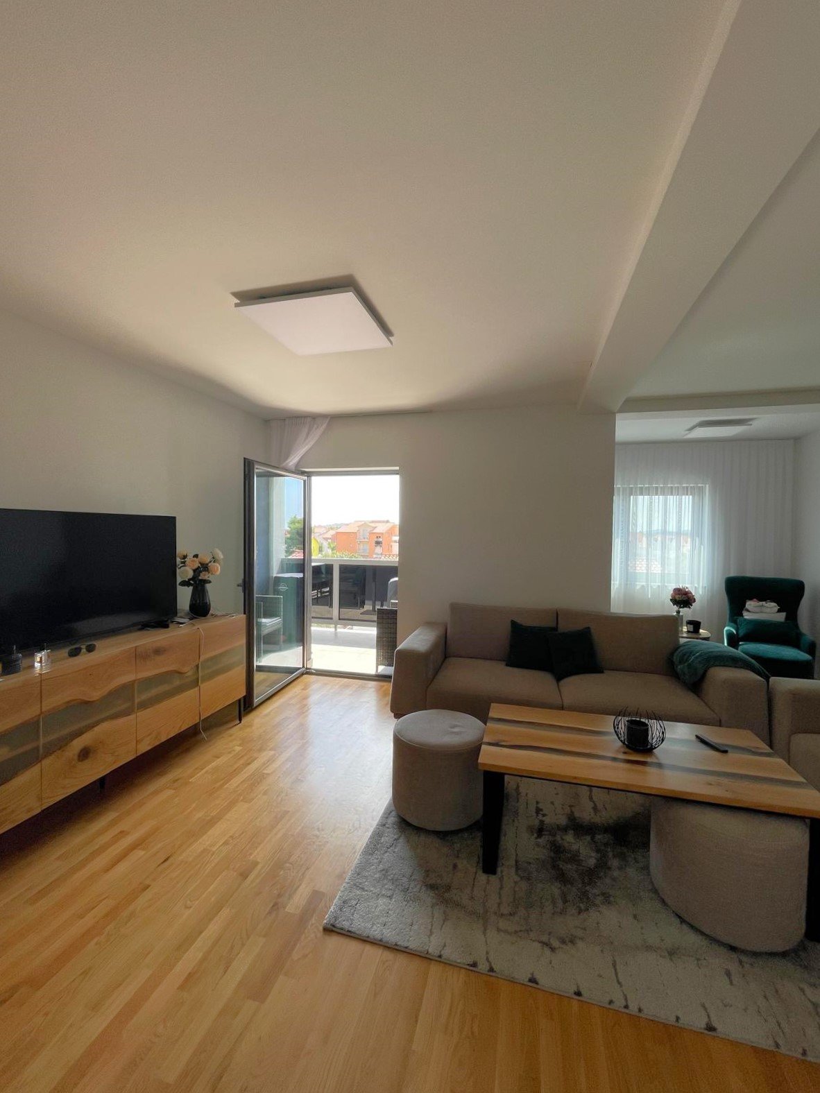 Луксозно обзаведен апартамент с четири спални и тераса, на 700 метра от плажа във Водице