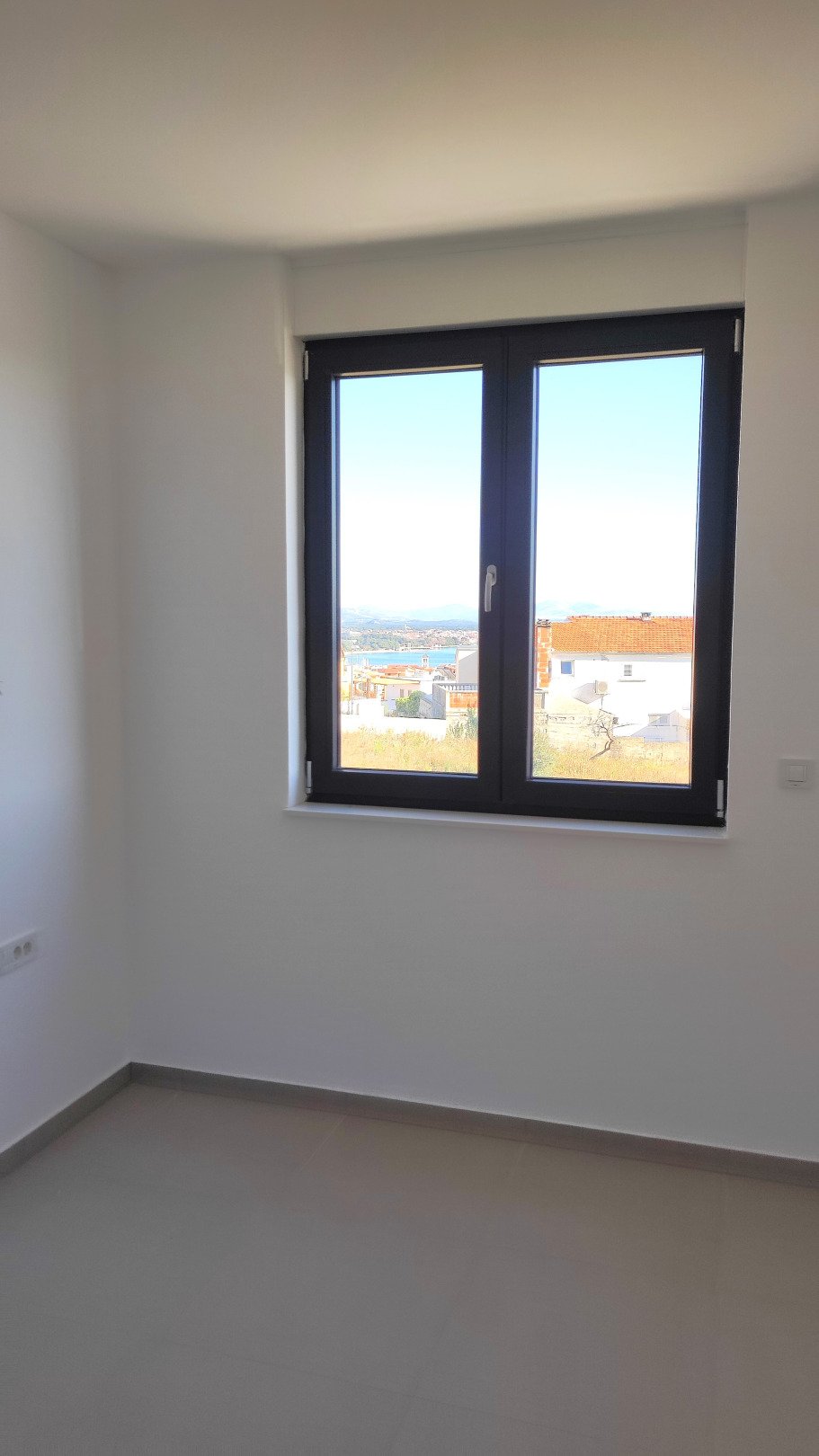 Луксозна къща-близнак с басейн и панорамна гледка към морето Водице