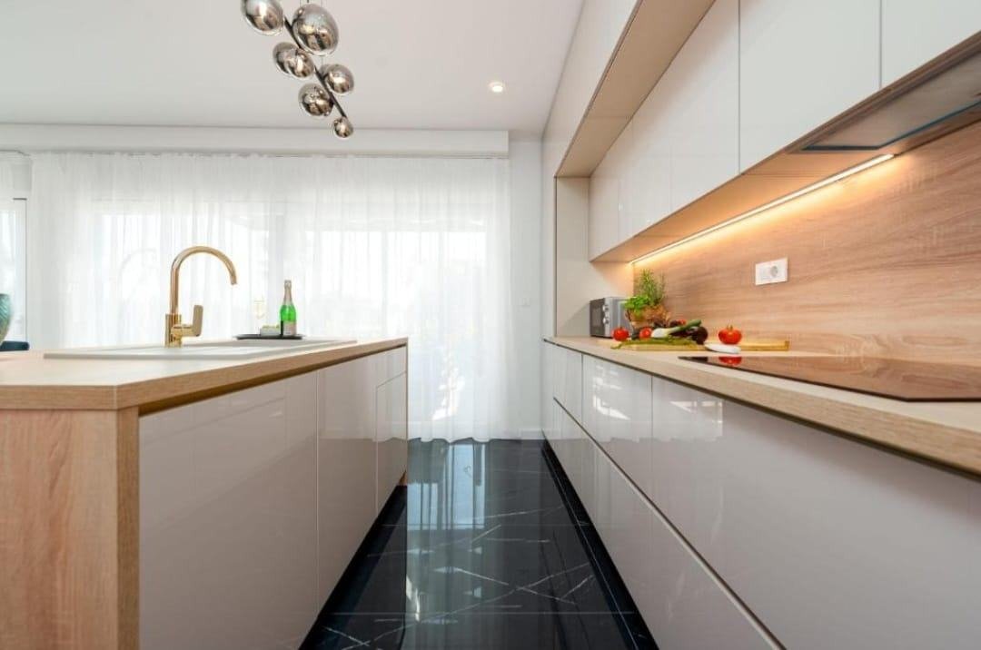 Модерна къща-близнак с гледка към морето и басейн на тихо място – Привлака