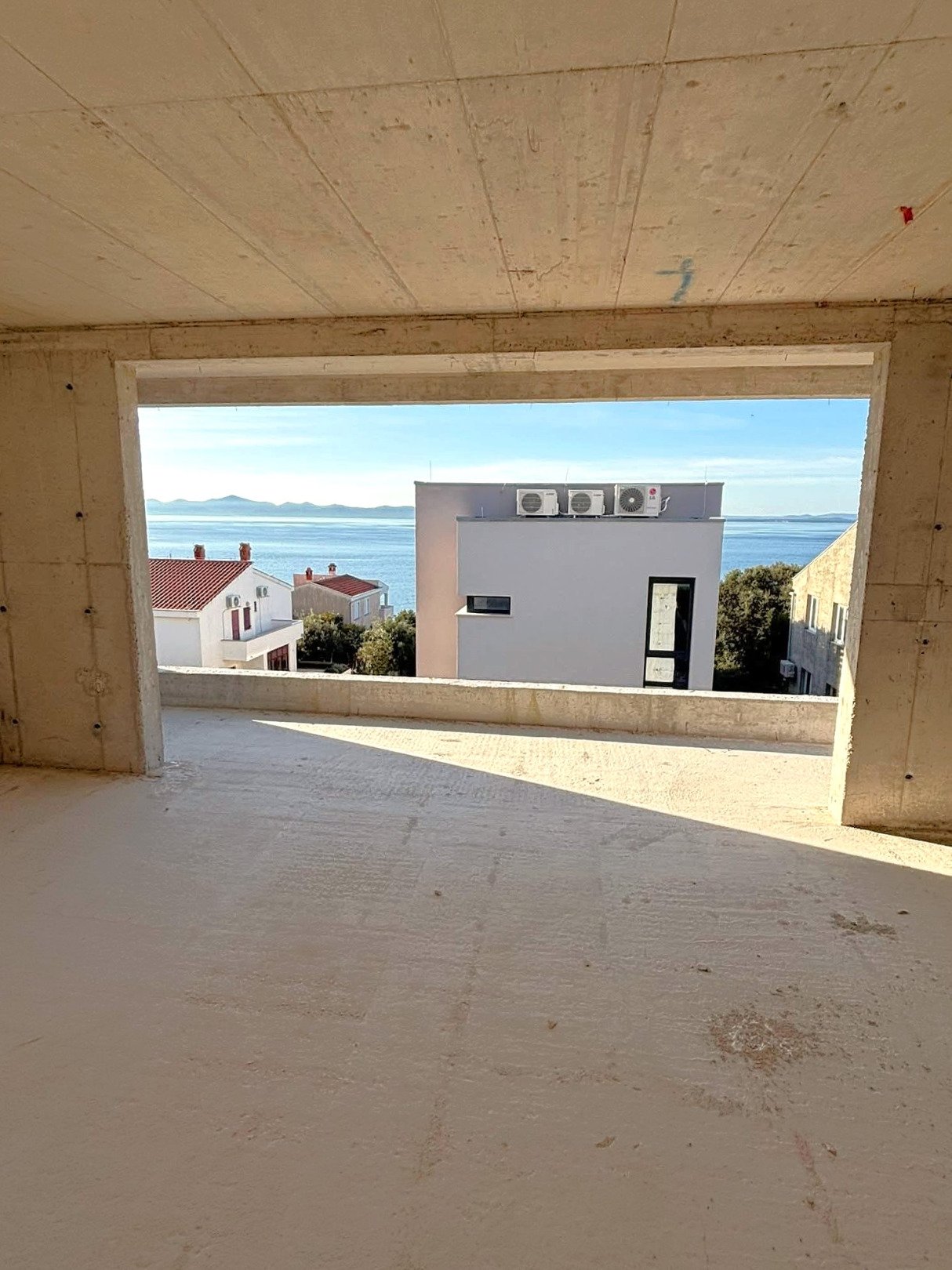 Апартамент на партерен етаж с градина на 50 м от морето в Кожино