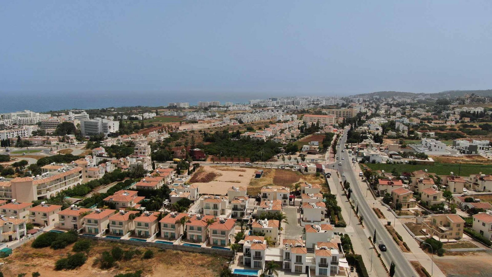 Красива вила с басейн и голям парцел , гледка към морето , три бани