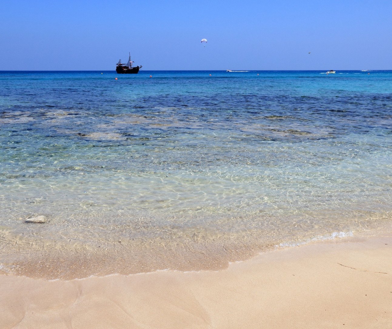 Огромна вила 5+1 с голям парцел и басейн на брега на морето в Кипър