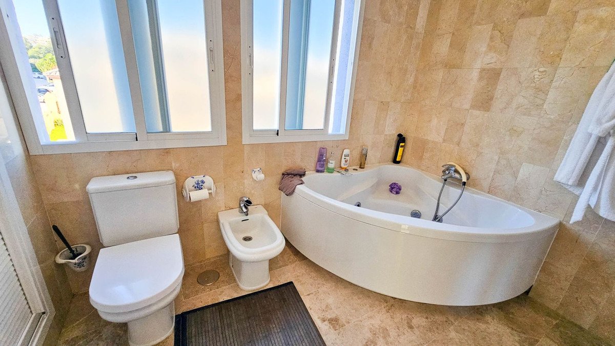 Стилна андалуска къща край морето с панорамна гледка – Марина де Касарес, Коста дел Сол