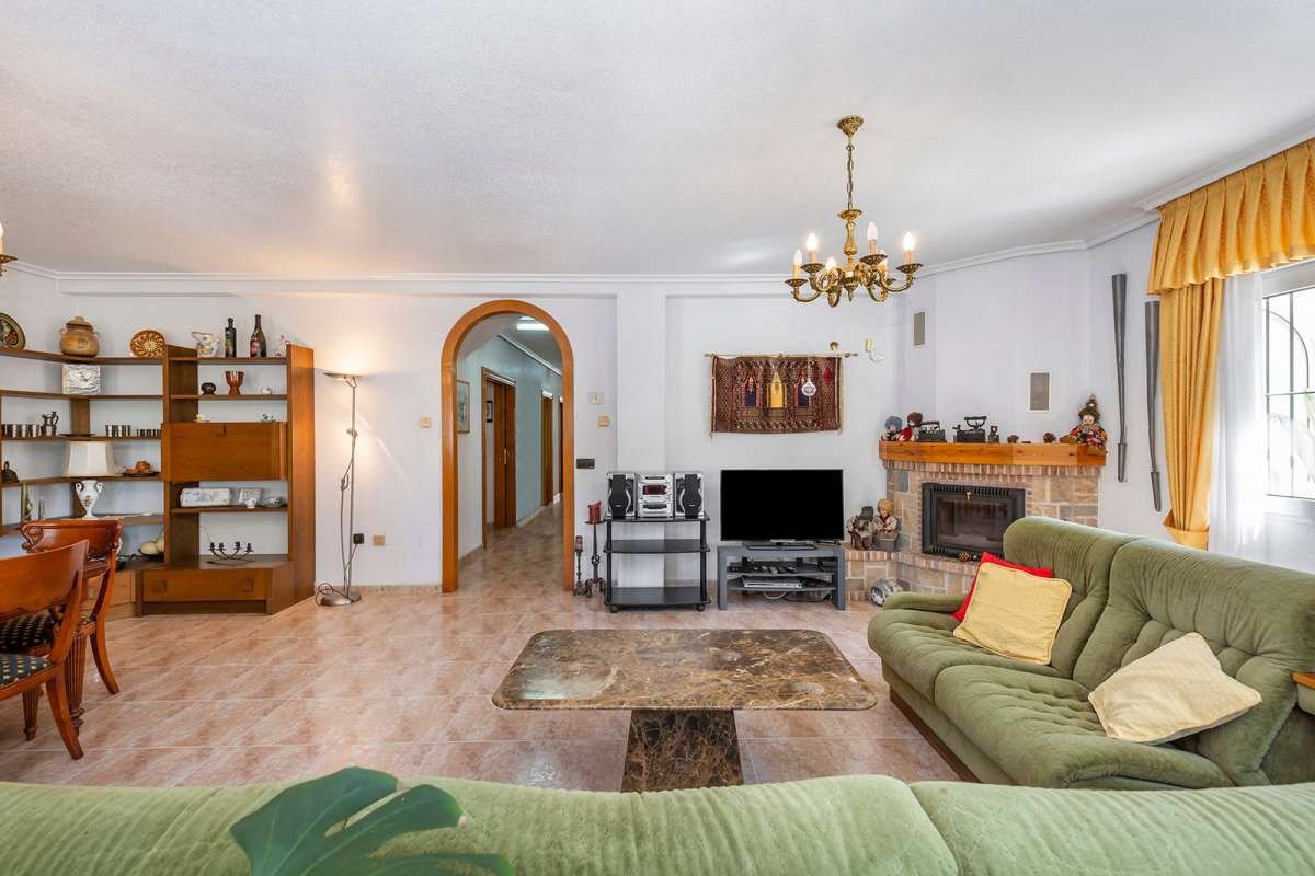 Луксозна ъглова вила в сърцето на Cabo Roig – удобно живеене край морето