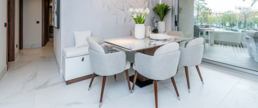 Премиум апартамент в първокласен комплекс на брега на морето в Марбея - модерен дизайн и първокласно качество.