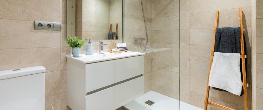 Луксозен апартамент на партерен етаж до голф игрището с красива гледка - уникална инвестиционна възможност.