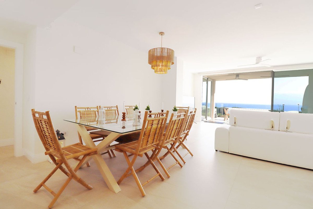 Луксозен апартамент със спираща дъха гледка към морето в Кабопино, Марбея