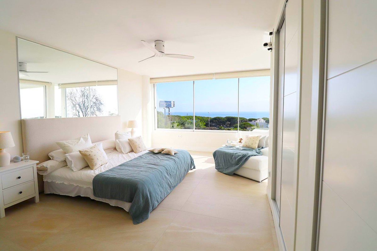 Луксозен апартамент със спираща дъха гледка към морето в Кабопино, Марбея