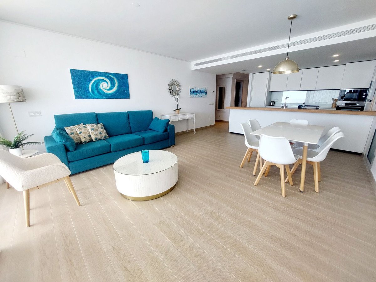 Луксозен апартамент със спираща дъха гледка към морето в престижната част на Фуенхирола