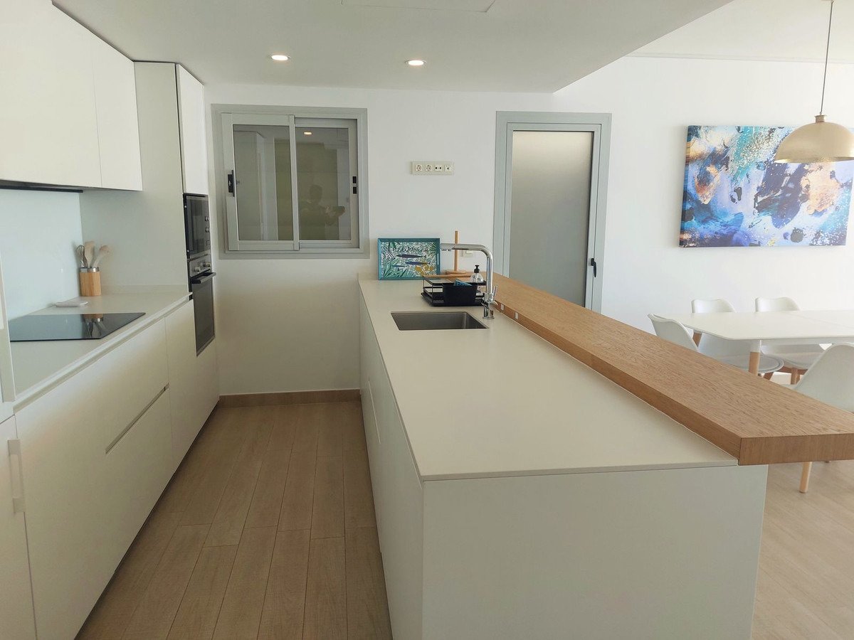 Луксозен апартамент със спираща дъха гледка към морето в престижната част на Фуенхирола