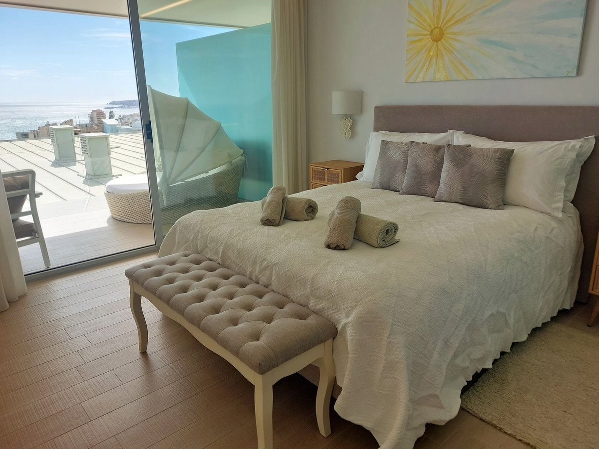 Луксозен апартамент със спираща дъха гледка към морето в престижната част на Фуенхирола