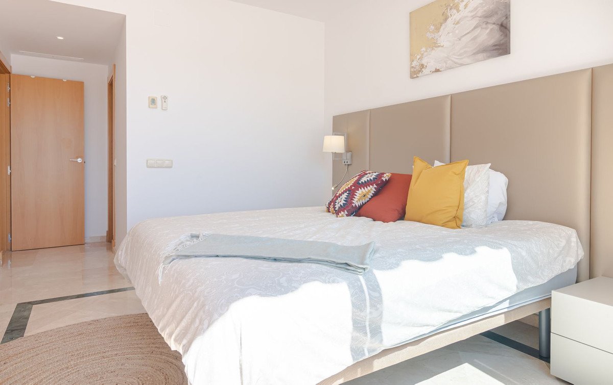 Ексклузивна оферта - луксозен пентхаус с гледка към морето в Casares Playa, Коста дел Сол