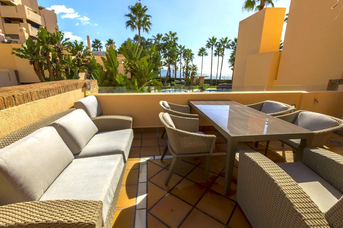 Ексклузивен двуетажен мезонет точно до морето в Естепона, Коста дел Сол