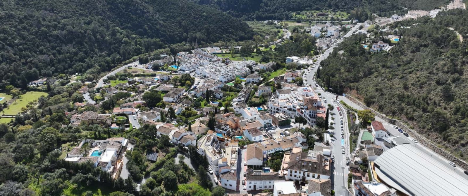 Просторен апартамент с тераса на престижно място в Бенахавис, Коста дел Сол. Луксозна резиденция до голф игрището.