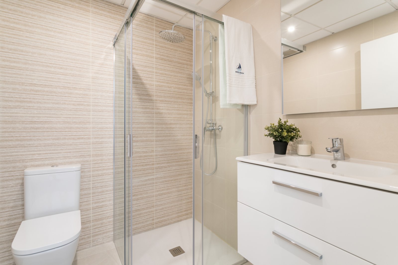 Модерен апартамент на партерен етаж с градина на 1 км от морето в Торревиеха