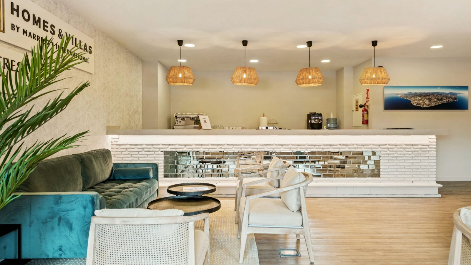 Стилни апартаменти с басейн и гледка към морето, Бенахавис