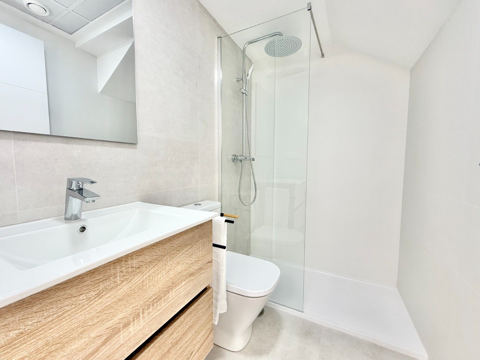 Комфортно бунгало, частна градина и басейн, Кокс