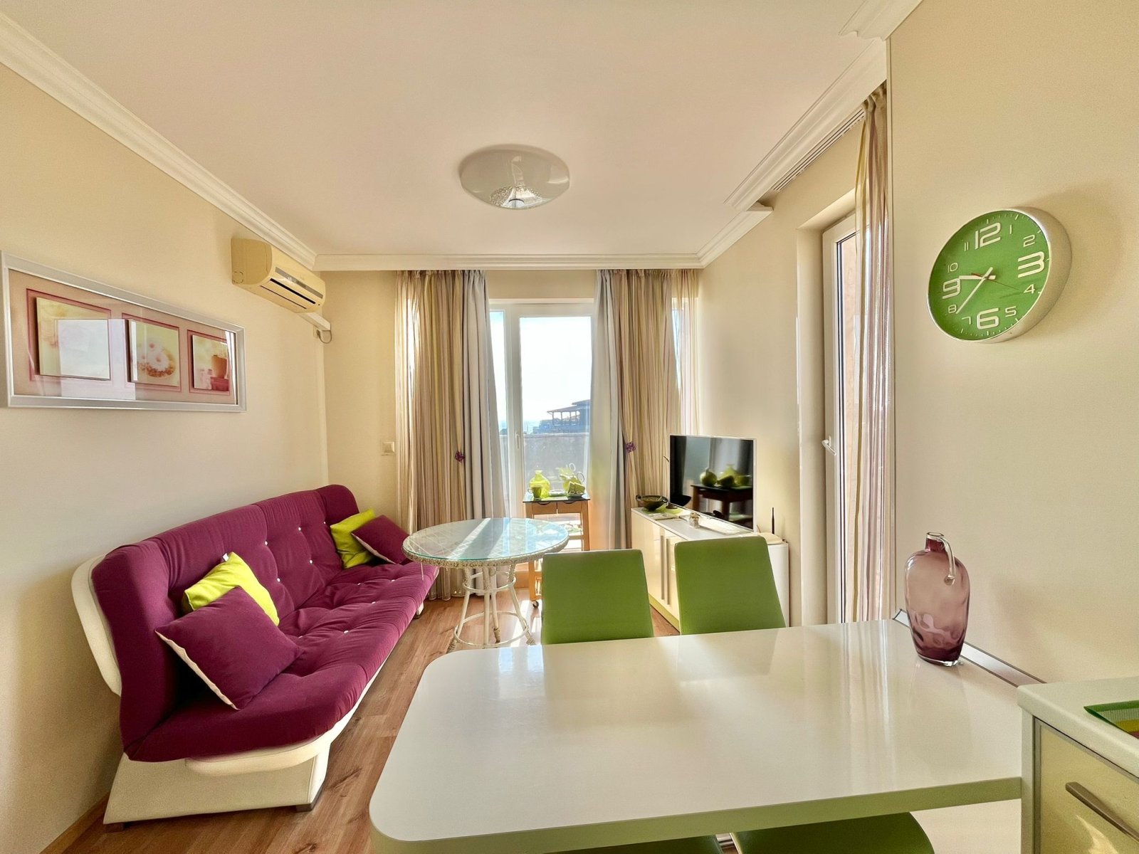 Тристаен апартамент с изглед към морето в комплекс Мелия 10 в Равда, България