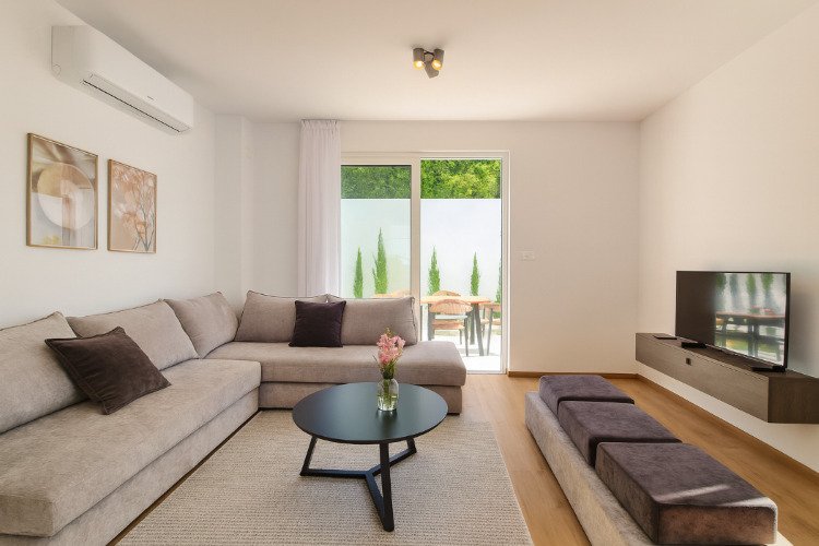 Просторна вила 3+1 със самостоятелна градина в тиха част на Пея, на няколко минути от морето