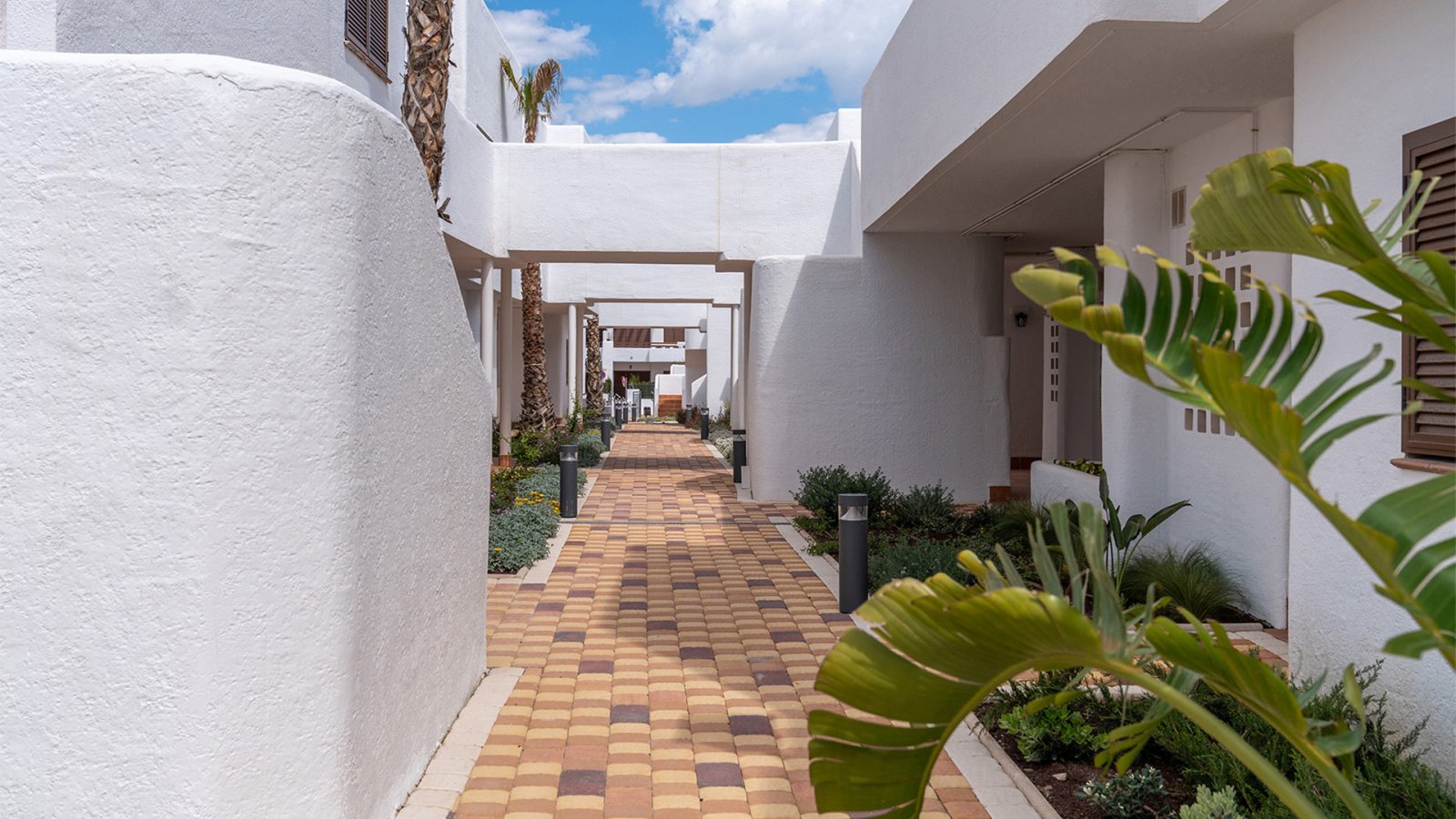 Нови апартаменти точно до морето на Коста Алмерия – модерен живот на първа линия на плажа