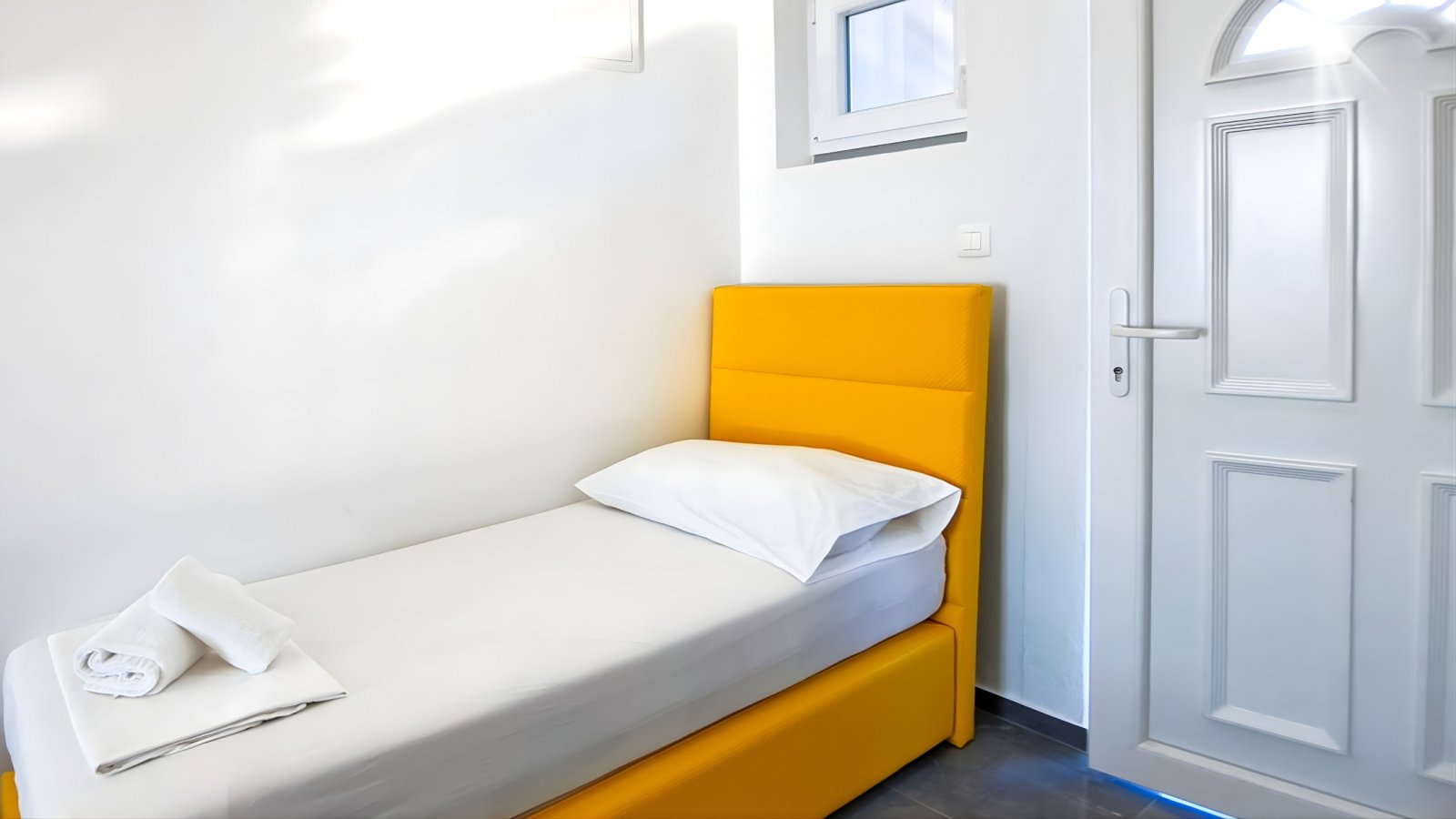 Два слънчеви апартамента с директен достъп до плажа и градина на остров Вир