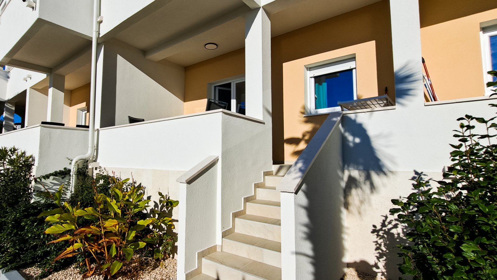 Два слънчеви апартамента с директен достъп до плажа и градина на остров Вир