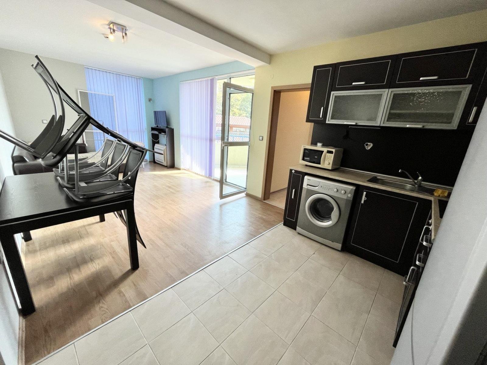 Апартамент с една спалня, тераса и басейн до плажа – Поморие