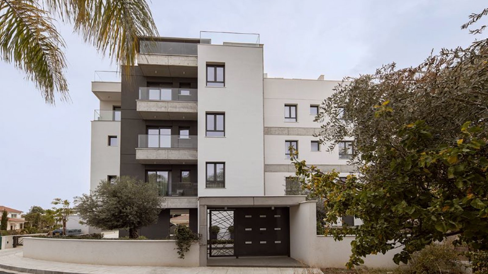 Луксозен апартамент с три спални, край морето и парк Дасуди, Лимасол