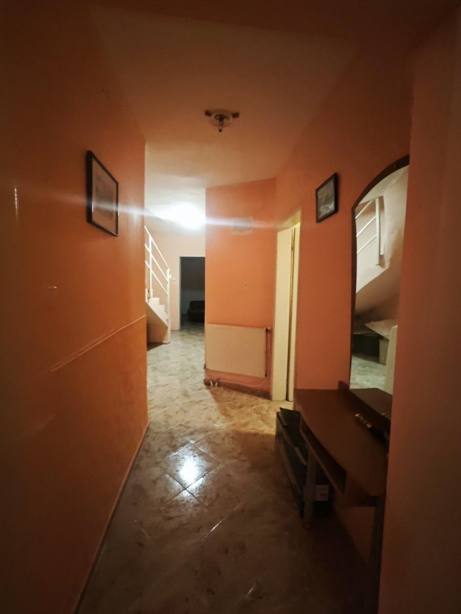 Large 200 m² Property with 7 Rooms – Great Investment Near the Sea