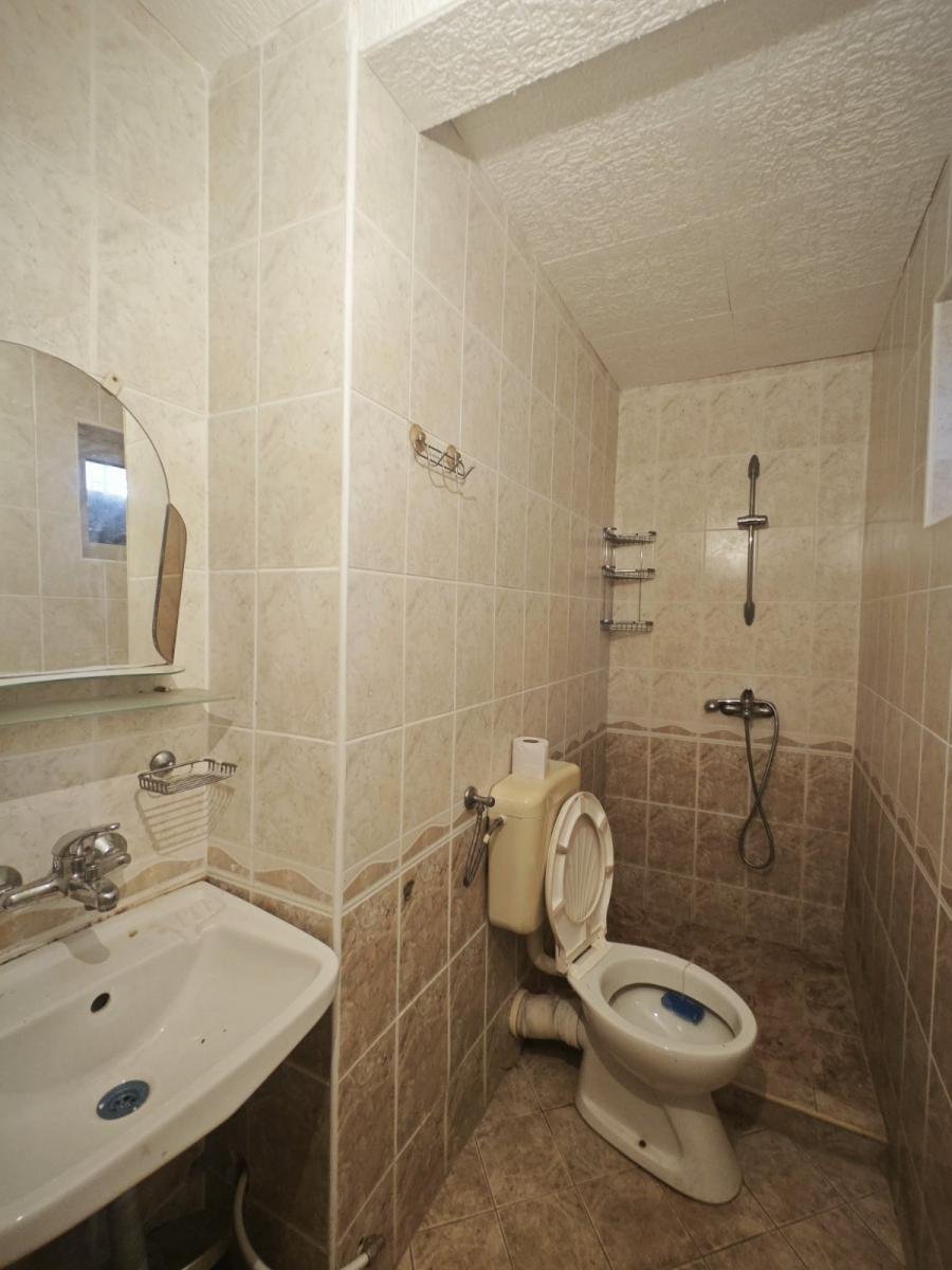 Large 200 m² Property with 7 Rooms – Great Investment Near the Sea