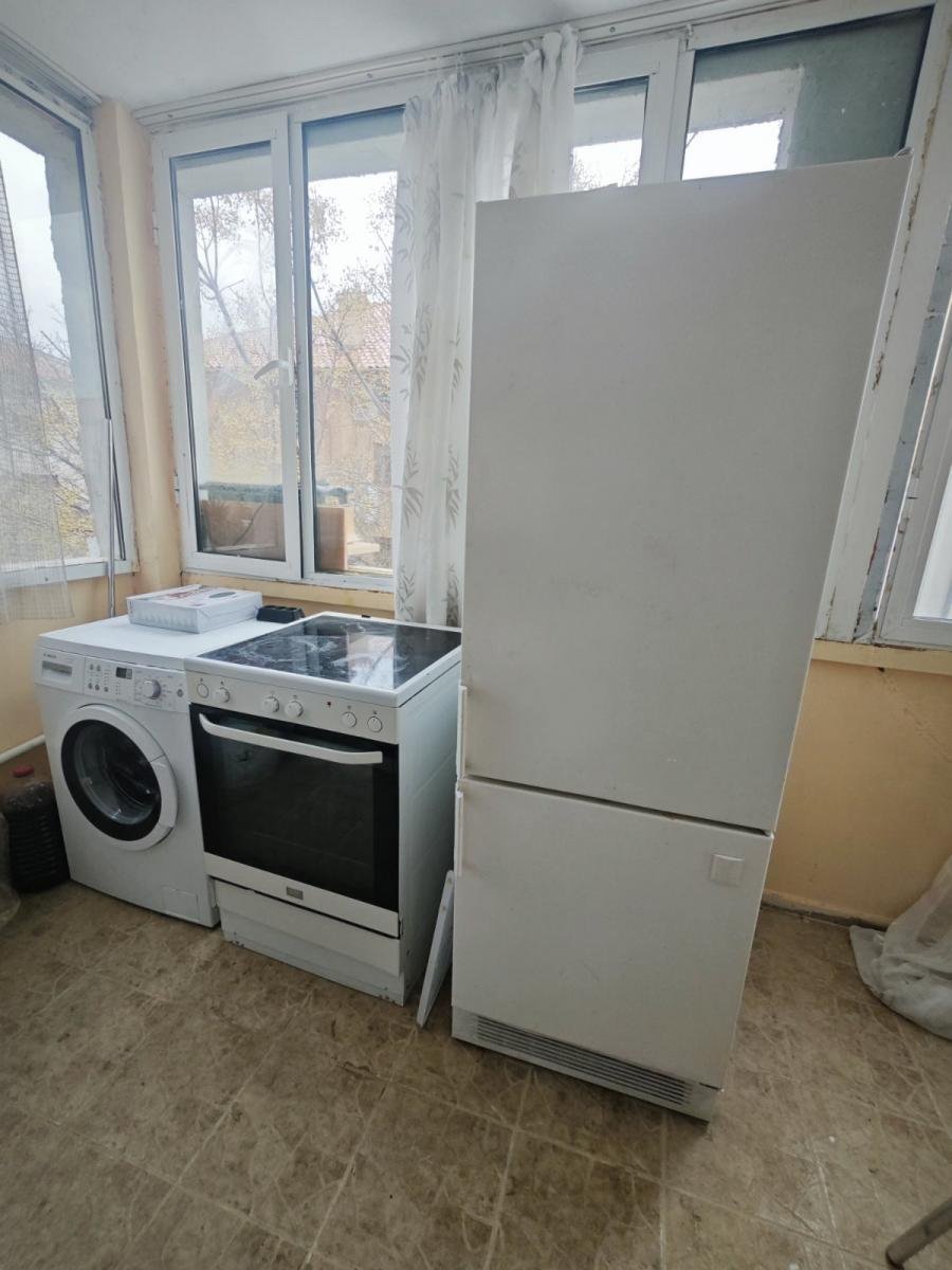 Large 200 m² Property with 7 Rooms – Great Investment Near the Sea