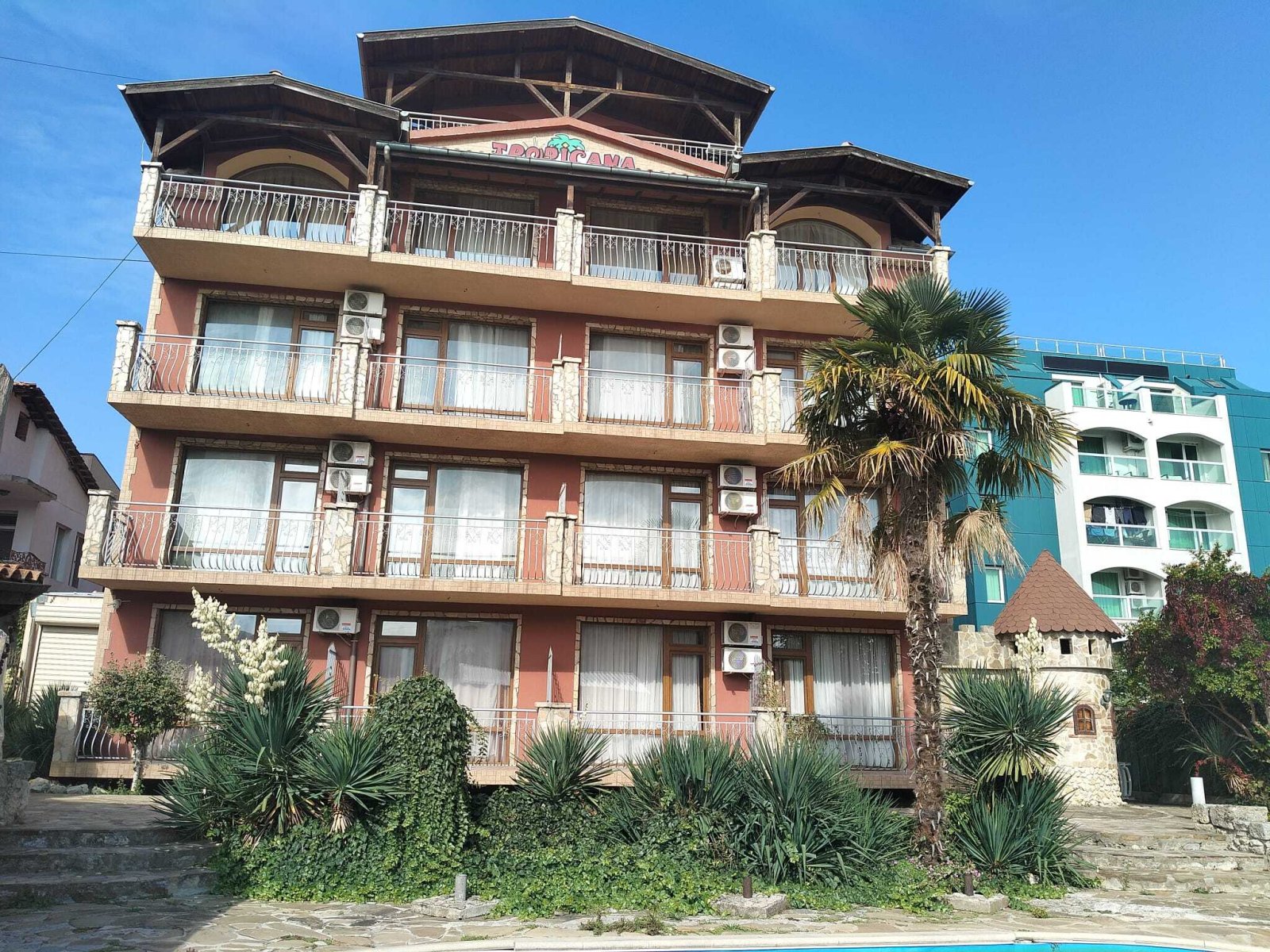 Хотел с 29 стаи и летен ресторант в Равда, България