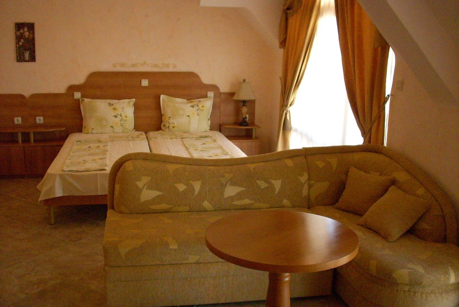 Хотел с 29 стаи и летен ресторант в Равда, България