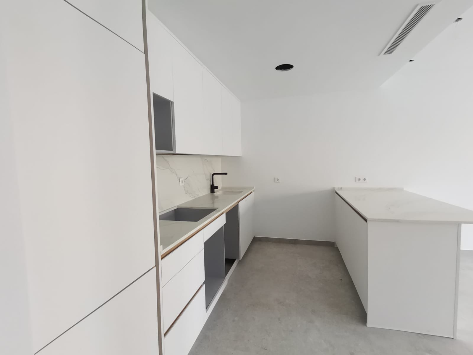 Ексклузивни апартаменти на партерен етаж, на 1 км от морето и с общ басейн, Торревиеха